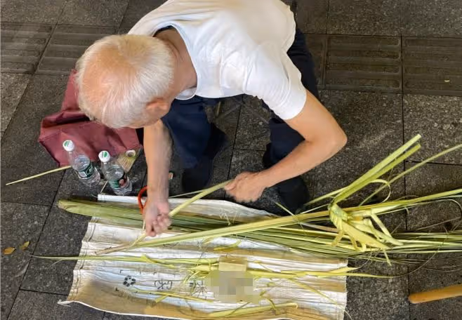 70歲老人在賣手工竹編,我買了3個,他不要錢卻提出了奇怪的要求