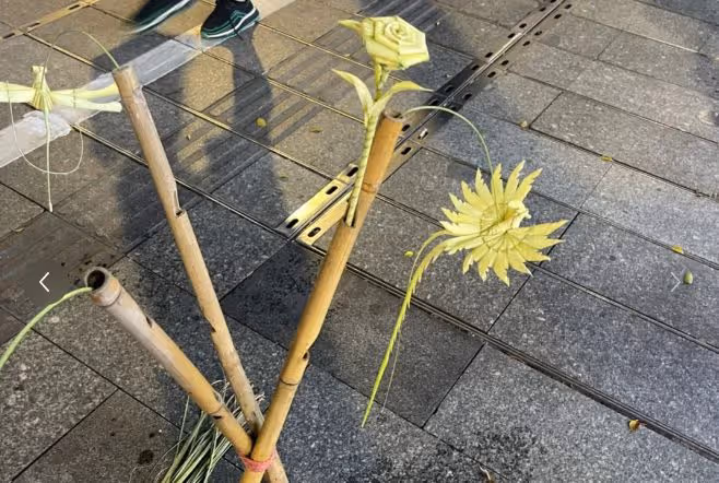 70歲老人在賣手工竹編,我買了3個,他不要錢卻提出了奇怪的要求