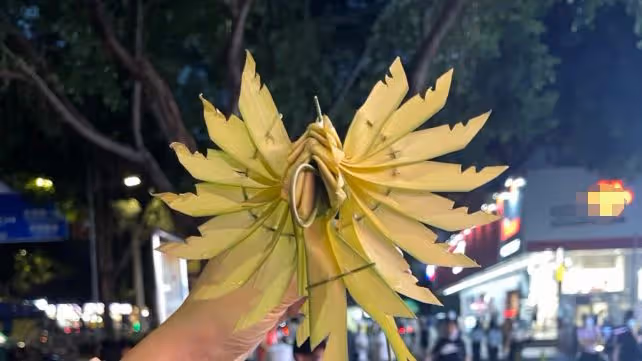 70歲老人在賣手工竹編,我買了3個,他不要錢卻提出了奇怪的要求