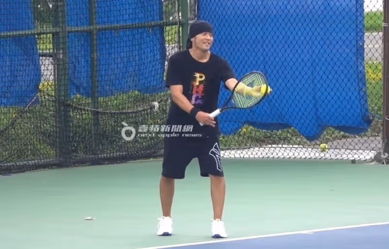 壹蘋10點強打｜周杰倫帥氣揮拍！秒捕獲20年交集狗仔　Ace連發po文許願（狗仔直擊）