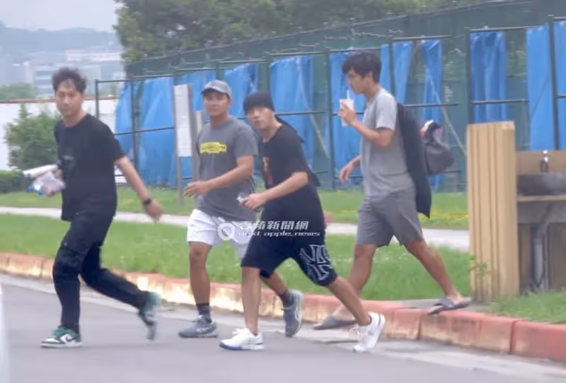 壹蘋10點強打｜周杰倫帥氣揮拍！秒捕獲20年交集狗仔　Ace連發po文許願（狗仔直擊）