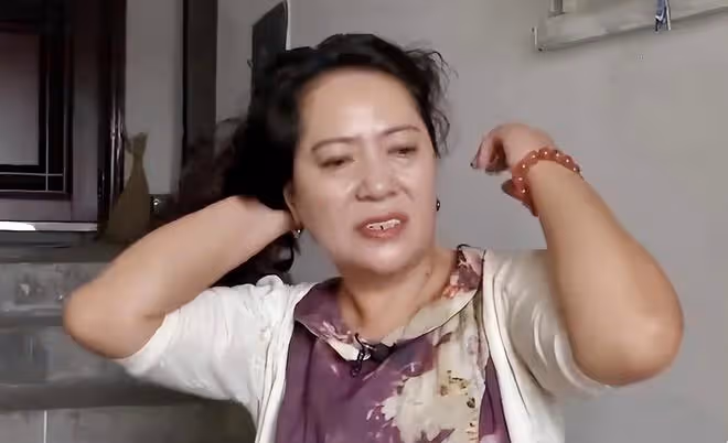 67歲大爺相中漂亮大媽,使出渾身解數花式表白,大媽:你養不起我
