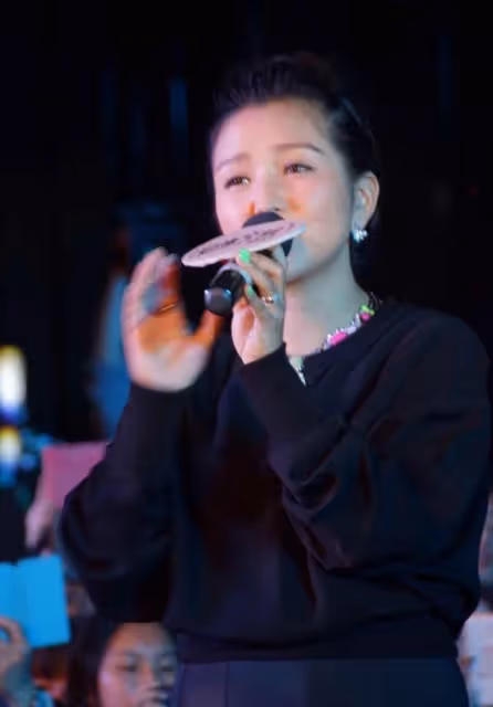 何潔生娃後邁入發福行列，小腿肌肉太顯眼，黑色連衣裙也遮不住