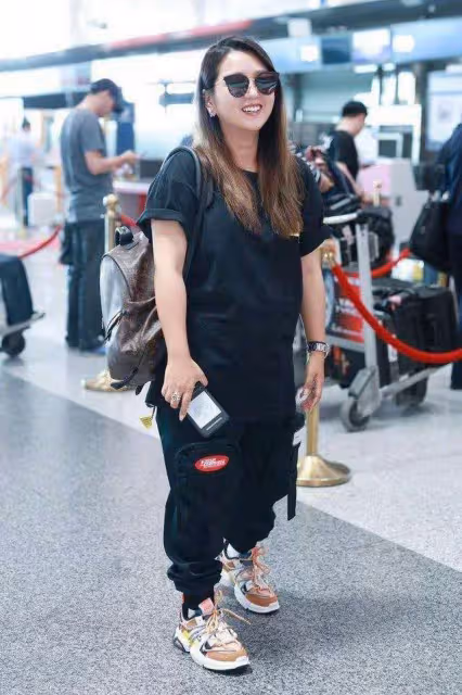 何潔生娃後邁入發福行列，小腿肌肉太顯眼，黑色連衣裙也遮不住