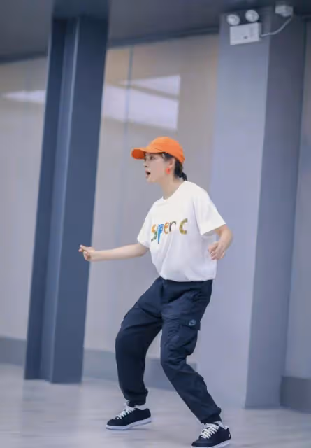 孫儷罕見曬美照,大清早穿寬鬆T恤練舞,42歲仍保持完美身材