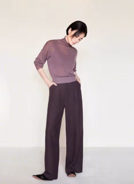 55歲王菲不服老，穿紫色針織裙亮相，老也老的高貴優雅