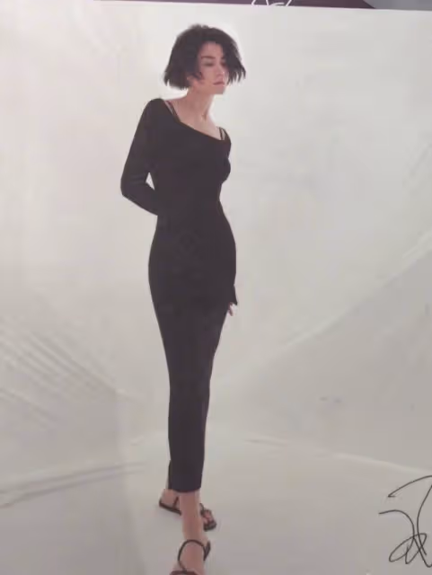 55歲王菲不服老，穿紫色針織裙亮相，老也老的高貴優雅
