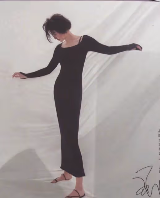55歲王菲不服老，穿紫色針織裙亮相，老也老的高貴優雅