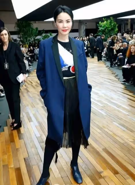 55歲王菲不服老，穿紫色針織裙亮相，老也老的高貴優雅