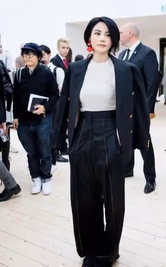55歲王菲不服老,穿紫色針織裙亮相,老也老的高貴優雅