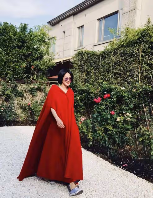 55歲王菲不服老,穿紫色針織裙亮相,老也老的高貴優雅