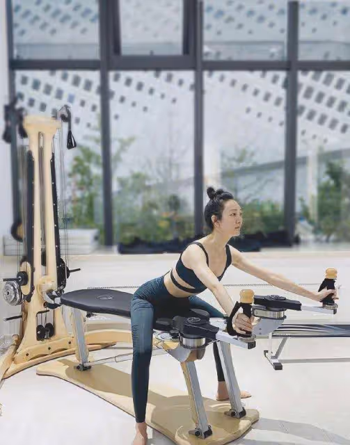 42歲王鷗真刻苦，在家也不放鬆，堅持身材管理這凹凸身材太顯眼