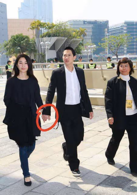 張家輝和老婆親密現身,兩個人手牽手真是甜蜜,簡單穿搭也很時髦