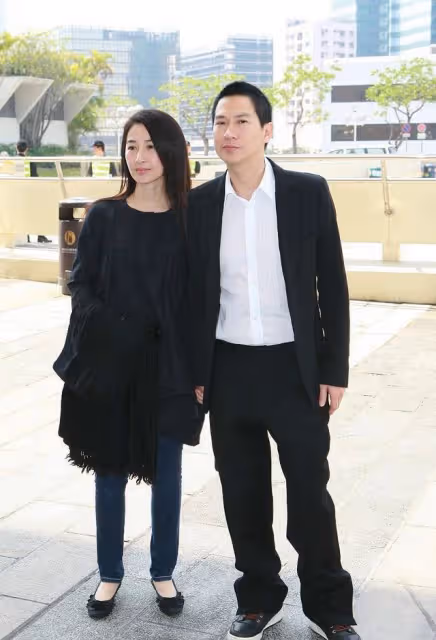 張家輝和老婆親密現身,兩個人手牽手真是甜蜜,簡單穿搭也很時髦