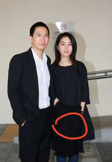 張家輝和老婆親密現身,兩個人手牽手真是甜蜜,簡單穿搭也很時髦