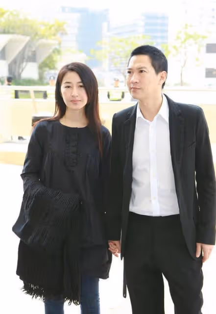 張家輝和老婆親密現身,兩個人手牽手真是甜蜜,簡單穿搭也很時髦