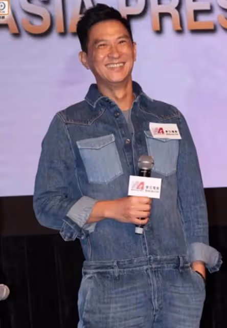 張家輝和老婆親密現身,兩個人手牽手真是甜蜜,簡單穿搭也很時髦