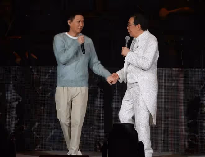 張家輝和老婆親密現身，兩個人手牽手真是甜蜜，簡單穿搭也很時髦