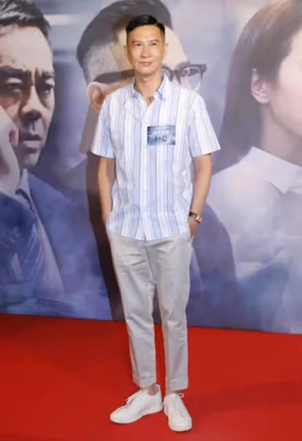 張家輝和老婆親密現身，兩個人手牽手真是甜蜜，簡單穿搭也很時髦