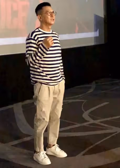 張家輝和老婆親密現身，兩個人手牽手真是甜蜜，簡單穿搭也很時髦