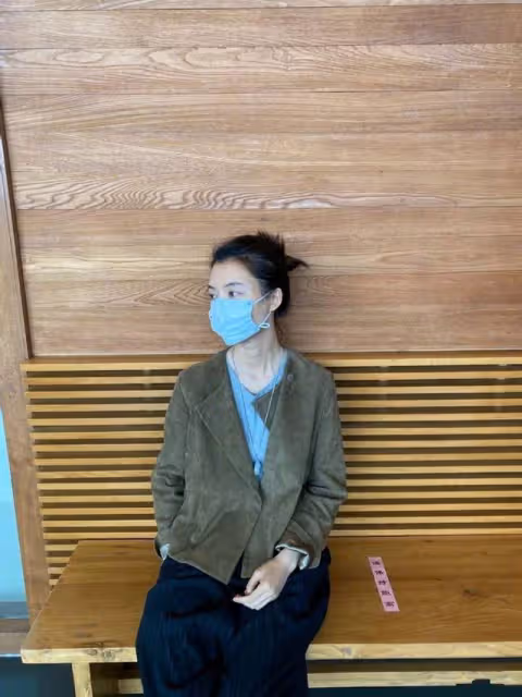 車曉身穿駝色外套看展,搭配闊腿褲看起來很低調,無奈氣質太搶眼