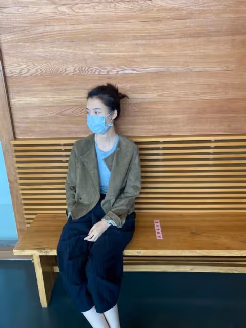 車曉身穿駝色外套看展,搭配闊腿褲看起來很低調,無奈氣質太搶眼