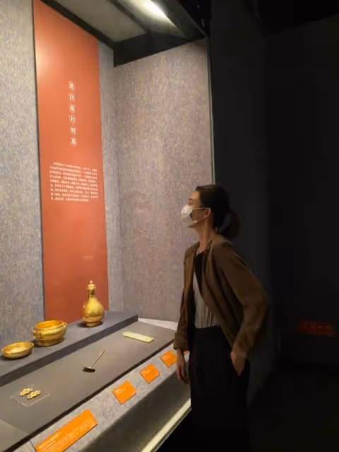 車曉身穿駝色外套看展,搭配闊腿褲看起來很低調,無奈氣質太搶眼