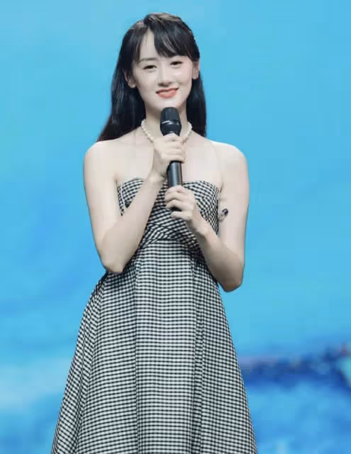 被古裝耽誤顏值的袁冰妍,穿現代裝太精緻,格子長裙低調又時尚