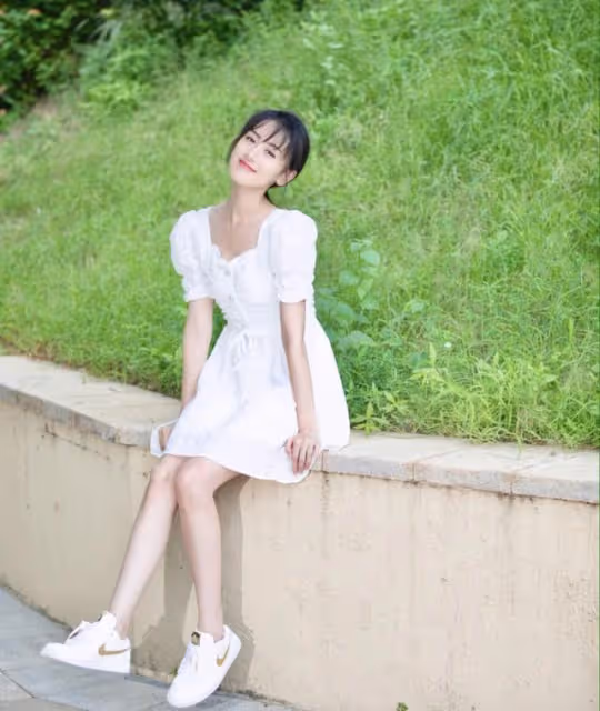 被古裝耽誤顏值的袁冰妍,穿現代裝太精緻,格子長裙低調又時尚