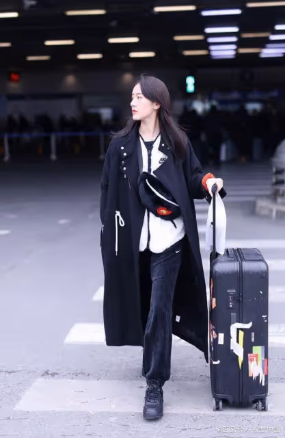被古裝耽誤顏值的袁冰妍,穿現代裝太精緻,格子長裙低調又時尚