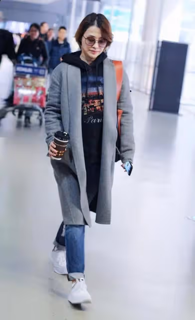 49歲梅婷拍高級感美照！毛衣搭長靴，梳麻花辮「疊腿坐」太知性