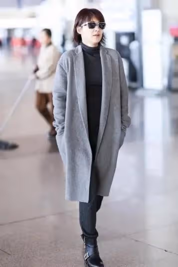 49歲梅婷拍高級感美照！毛衣搭長靴，梳麻花辮「疊腿坐」太知性