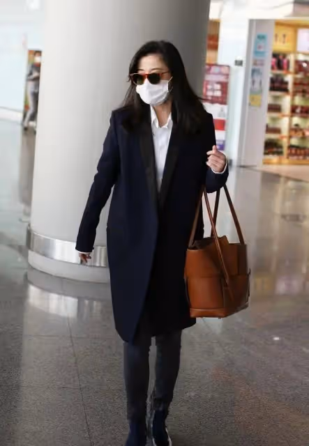 49歲梅婷拍高級感美照！毛衣搭長靴，梳麻花辮「疊腿坐」太知性