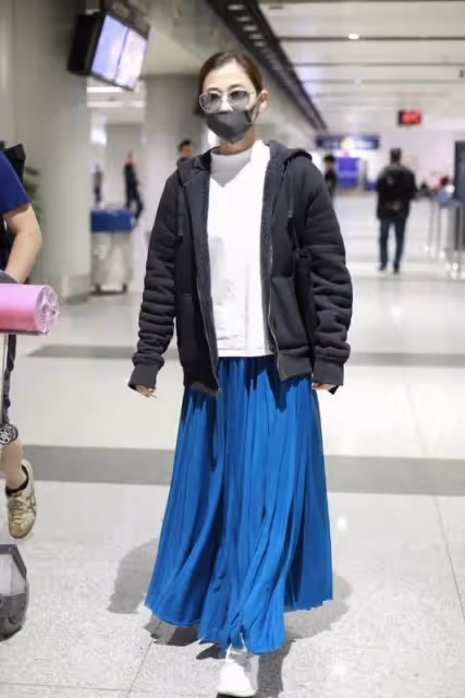 49歲梅婷拍高級感美照！毛衣搭長靴，梳麻花辮「疊腿坐」太知性