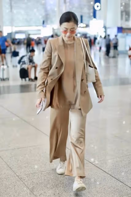 49歲梅婷拍高級感美照!毛衣搭長靴,梳麻花辮「疊腿坐」太知性