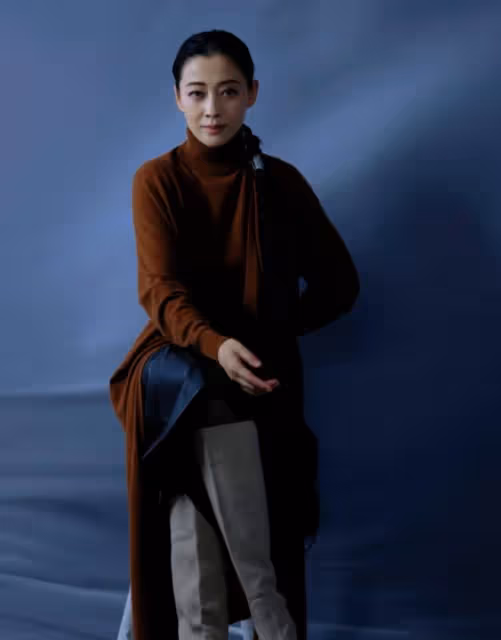 49歲梅婷拍高級感美照!毛衣搭長靴,梳麻花辮「疊腿坐」太知性