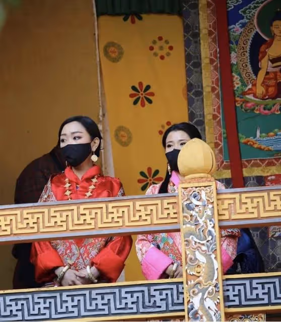 不丹王室迎國慶,女眷盛裝出席,我們嫌棄的配色被她們穿的太精彩