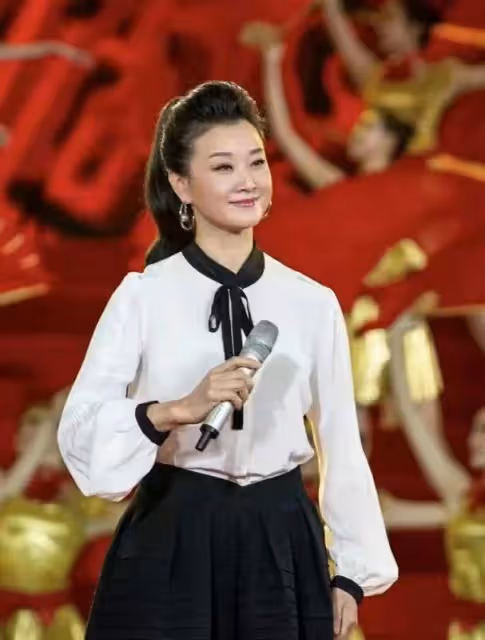 57歲宋祖英剪「妹妹頭」變溫柔!黃外套太霸氣,褲子肥得像裙子