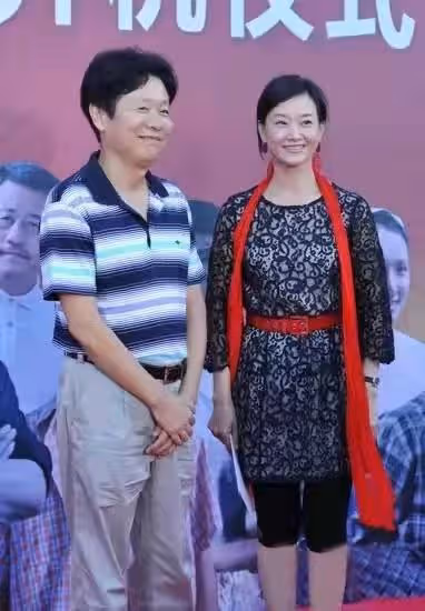 57歲宋祖英剪「妹妹頭」變溫柔!黃外套太霸氣,褲子肥得像裙子