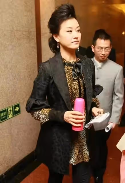 57歲宋祖英剪「妹妹頭」變溫柔!黃外套太霸氣,褲子肥得像裙子