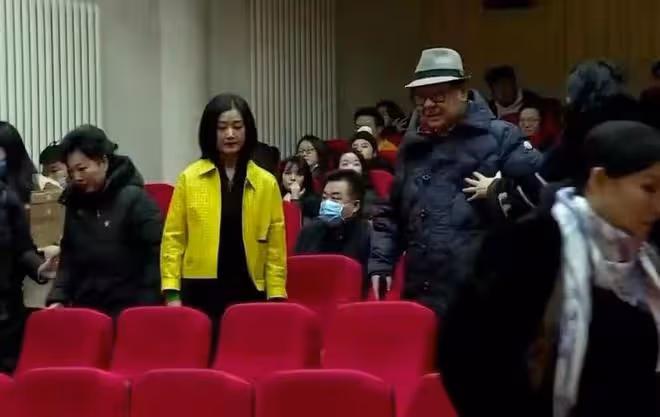 57歲宋祖英剪「妹妹頭」變溫柔!黃外套太霸氣,褲子肥得像裙子