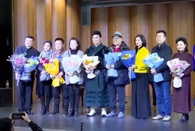 57歲宋祖英剪「妹妹頭」變溫柔!黃外套太霸氣,褲子肥得像裙子