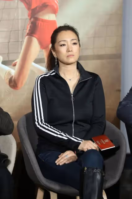 58歲鞏俐變公主!穿綠衣慶生,攬大17歲外籍老公腰獻吻太甜蜜