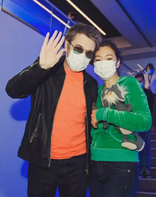 58歲鞏俐變公主!穿綠衣慶生,攬大17歲外籍老公腰獻吻太甜蜜