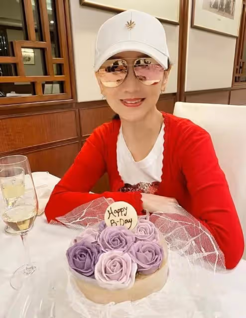 趙雅芝穿紅衣戴白帽，年近半百仍少女，與老公同框活似兩代人