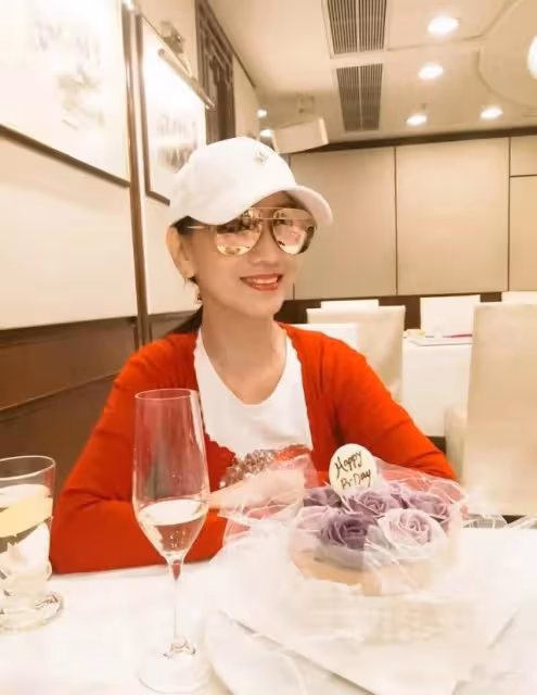 趙雅芝穿紅衣戴白帽，年近半百仍少女，與老公同框活似兩代人