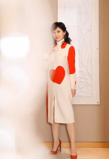 趙雅芝穿紅衣戴白帽，年近半百仍少女，與老公同框活似兩代人