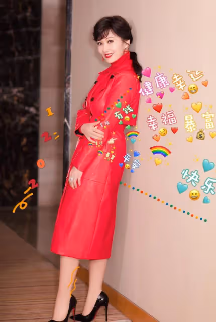 趙雅芝穿紅衣戴白帽，年近半百仍少女，與老公同框活似兩代人