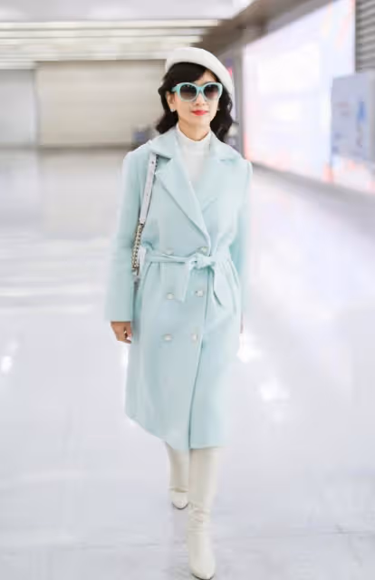 趙雅芝穿紅衣戴白帽，年近半百仍少女，與老公同框活似兩代人