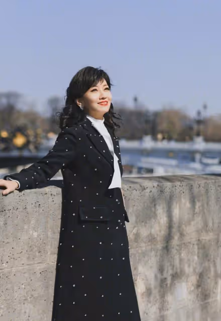 趙雅芝穿紅衣戴白帽，年近半百仍少女，與老公同框活似兩代人